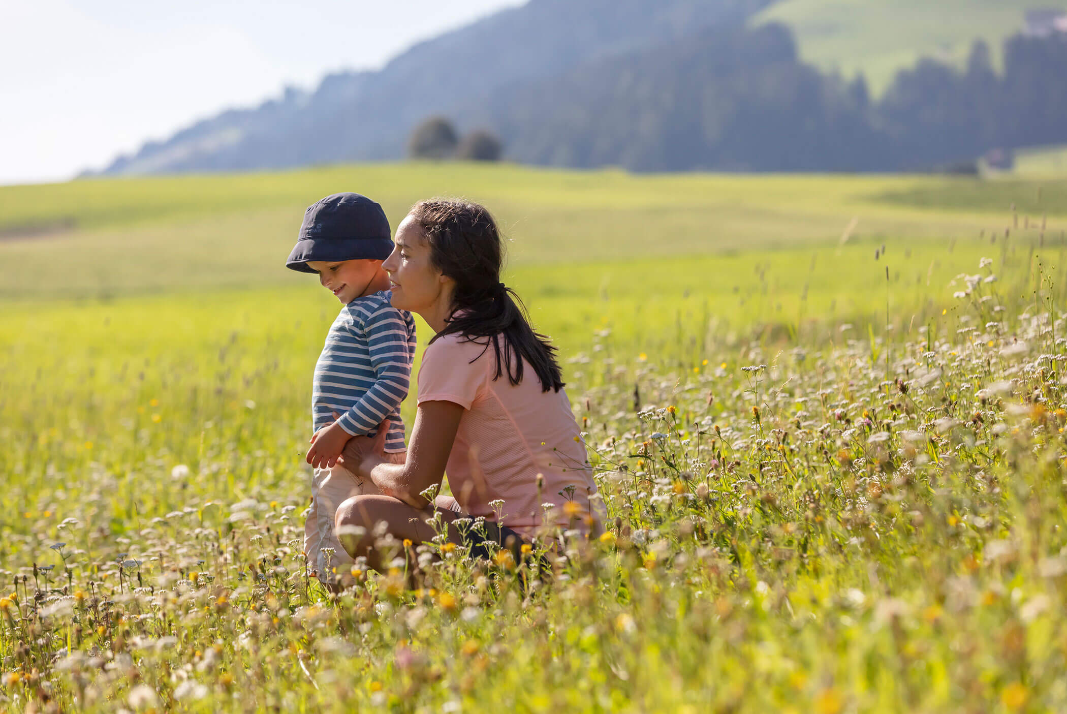 Bambino con madre in un prato